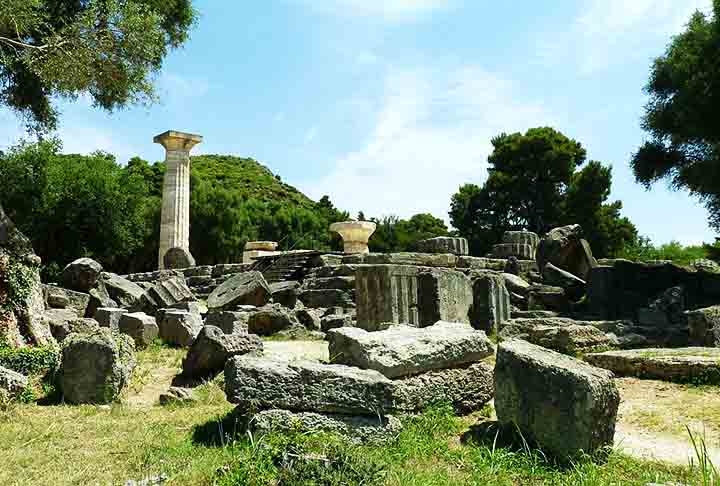 Estátua de Zeus em Olímpia era uma figura sentada gigante, com cerca de 13 metros de altura, feita pelo escultor grego Fídias por volta de 435 a.C. no santuário de Olímpia, Grécia, e erguida no Templo de Zeus.  Reprodução: Flipar