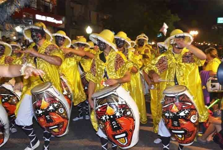 Montevidéu, no Uruguai - O Carnaval da capital uruguaia é considerado o mais longo do mundo, com início em janeiro e estendendo-se por 40 noites de desfiles.  Reprodução: Flipar