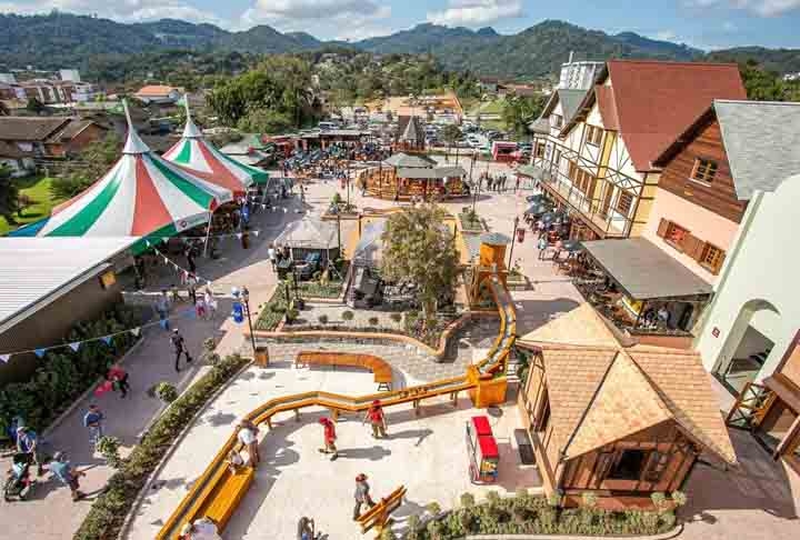 O Alles Park Pomerode também faz parte da rota e conta com várias atrações como a Vila da Neve, Roda Gigante e a pista de obstáculos Kinderzone. Reprodução: Flipar