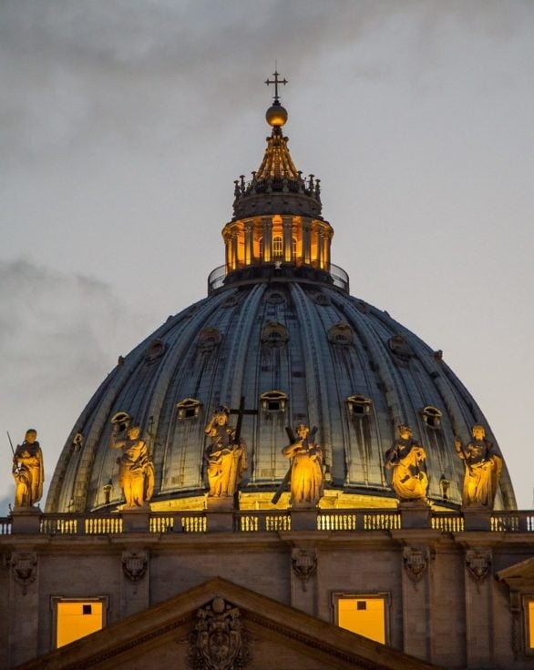 Cúpula da Basílica de São Pedro (Vaticano) - Projetada por Michelangelo, é uma obra-prima do Renascimento. Decorada com afrescos e mosaicos, tem 136m de altura.  Sua imponência, as proporções equilibradas, a complexidade da engenharia e a riqueza  ornamental fazem dela um marco no coração do Vaticano. 
 Reprodução: Flipar