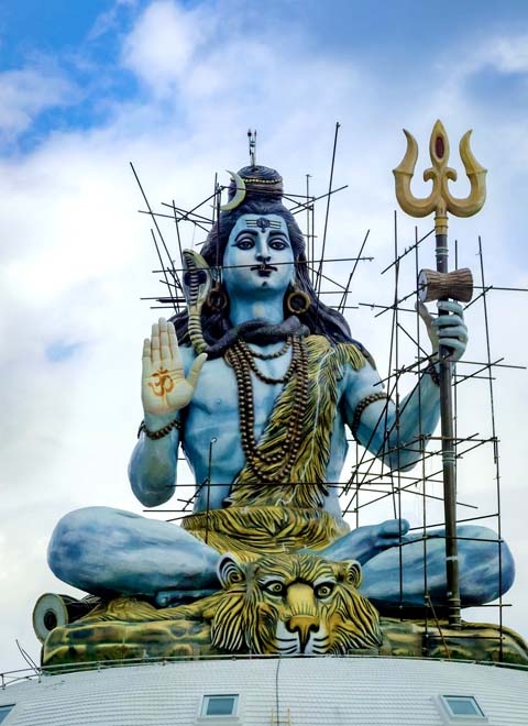 O tridente também está associado a um dos deuses supremos da religião do hinduísmo: Shiva. Na Mitologia Hindu, o tridente é conhecido como Trishula, o que representa a força e a união. Reprodução: Flipar