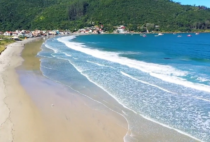 1º) Praia do Pântano do Sul (Florianópolis, SC | 144 microplásticos/m²) - É uma das praias mais antigas e conhecidas da região, famosa por sua ligação com a pesca e pela natureza bonita ao redor.

 Reprodução: Flipar