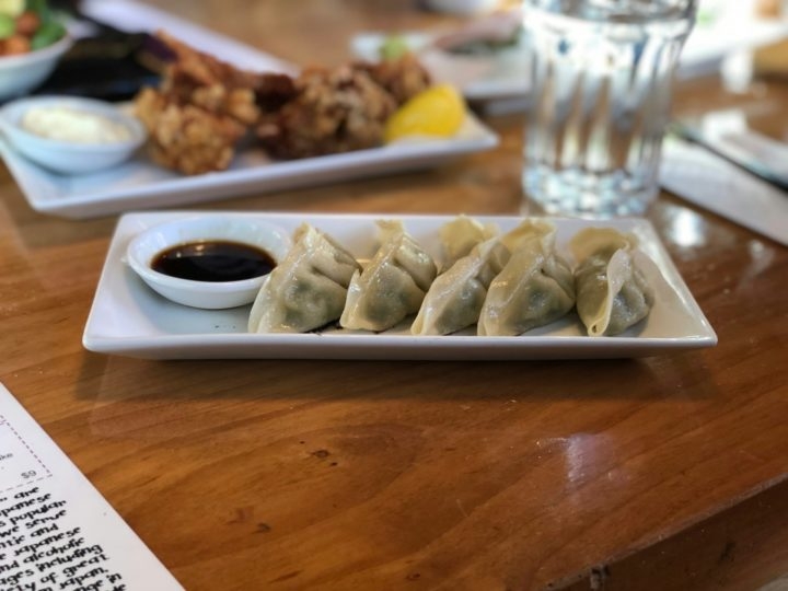 Gyoza: Pastéis japoneses recheados com carne moída e legumes, temperados com alho, gengibre e molho de soja. São cozidos no vapor e depois fritos até ficarem crocantes. Reprodução: Flipar