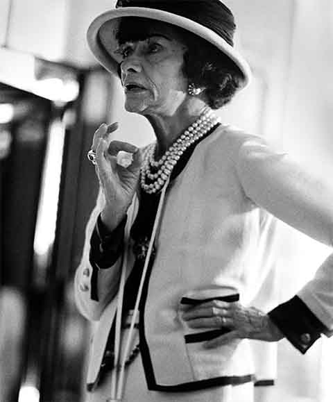 Apesar da origem humilde, Chanel demonstrou visão de futuro e ousadia, decidindo abrir caminho em um universo até então dominado por convenções rígidas.
 Reprodução: Flipar