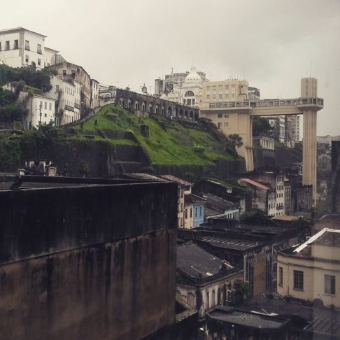 O elevador funciona a partir de duas torres: uma fixa, que fica na Cidade Alta, e uma móvel, que fica na Cidade Baixa. Reprodução: Flipar