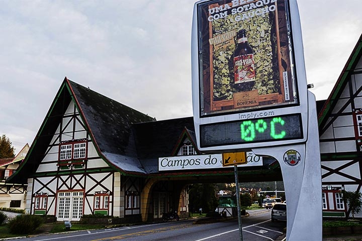 Friozinho gostoso, arquitetura inspirada nos Alpes europeus, fondue, chocolates artesanais e ruas floridas compõem o clima romântico que domina a cidade. Reprodução: Flipar