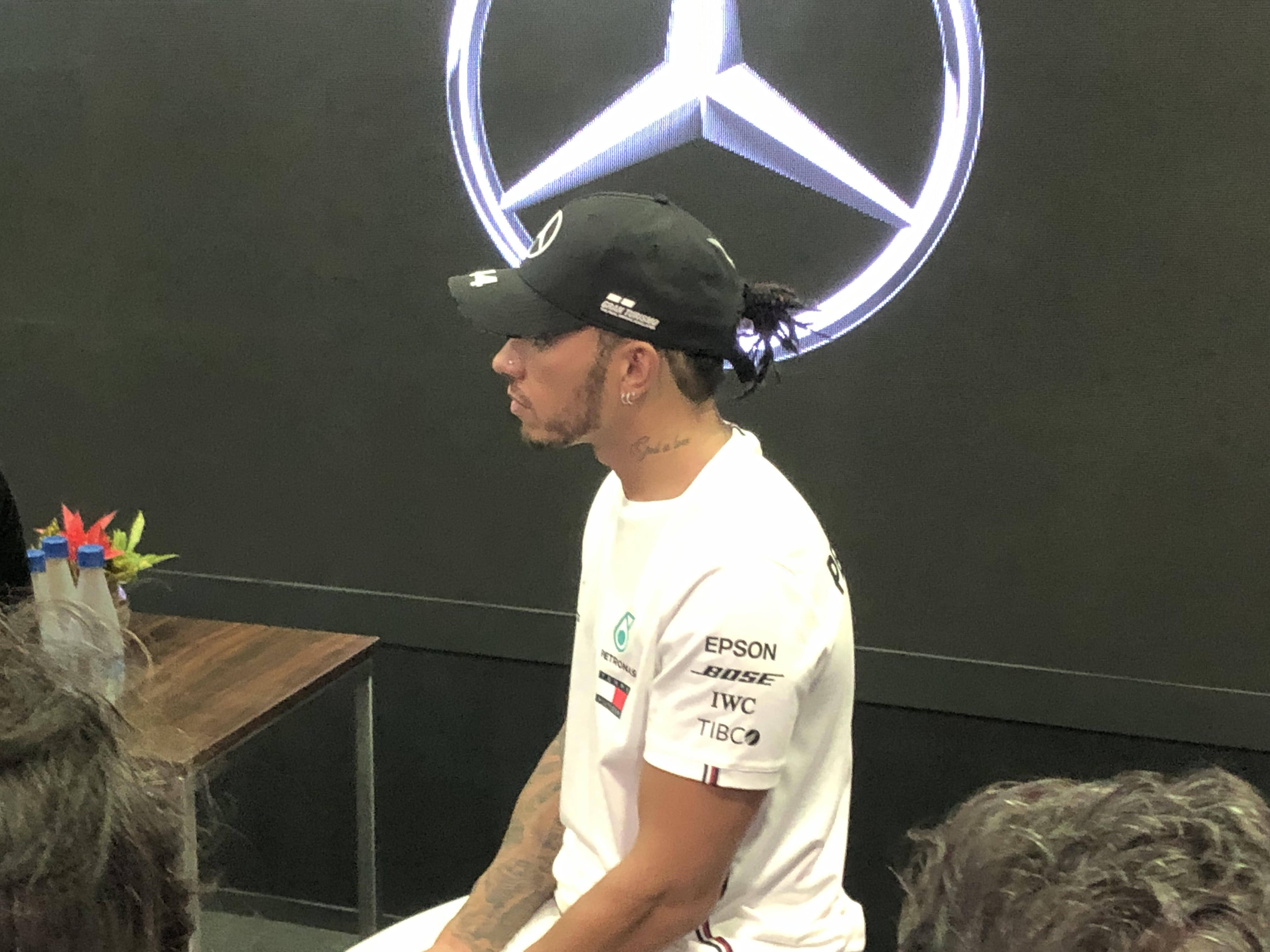 Piloto inglês Lewis Hamilton se prepara para o GP do Brasil neste domingo (17). Foto: Caue Lira/iG