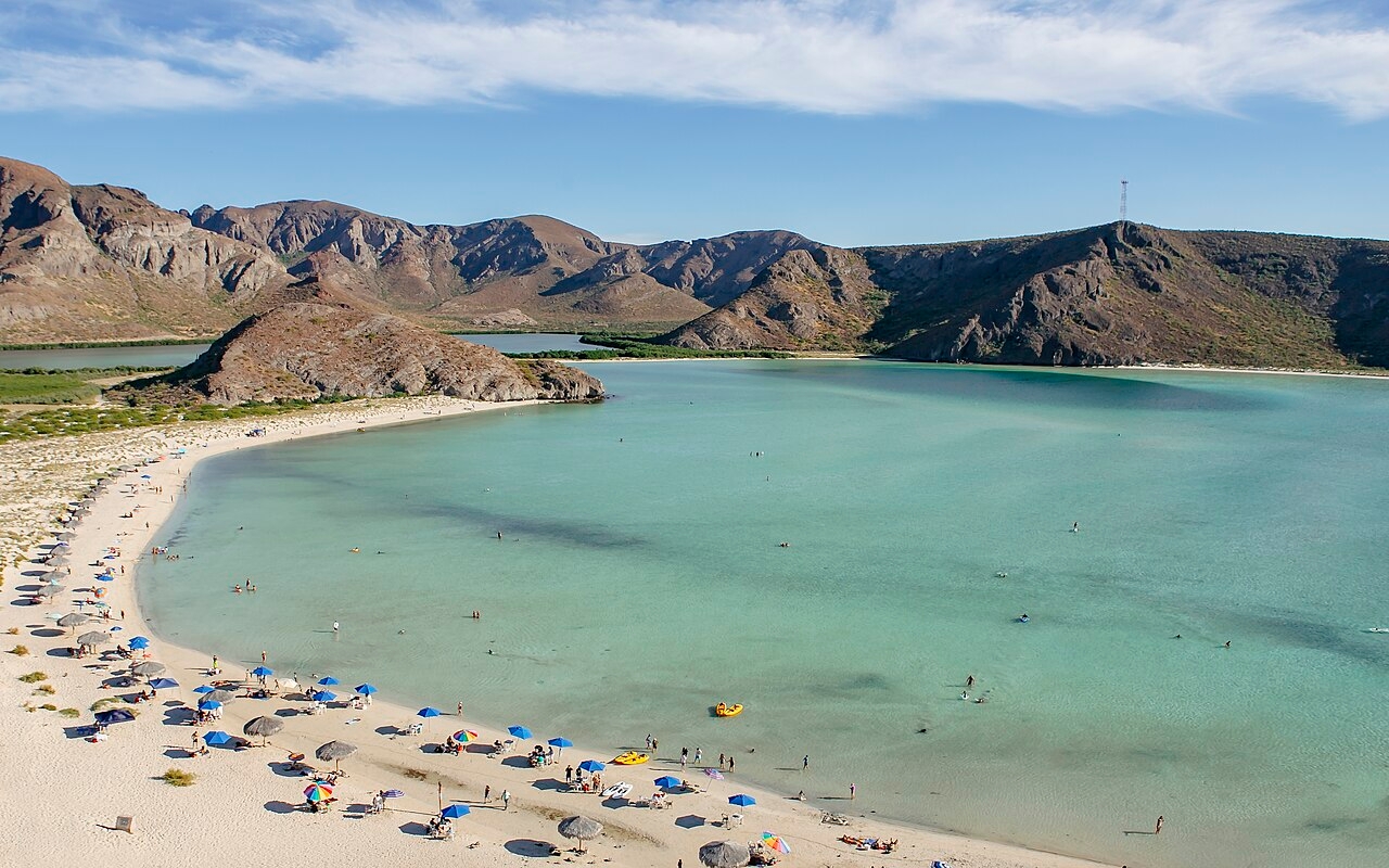 9) Playa Balandra (La Paz, Baja California Sur, México): A praia é conhecida pelas suas águas cristalinas de tons verde-turquesa e azul-celeste, areia branca fina e macia, e um entorno de formações rochosas e muitos cactos. Reprodução: Flipar