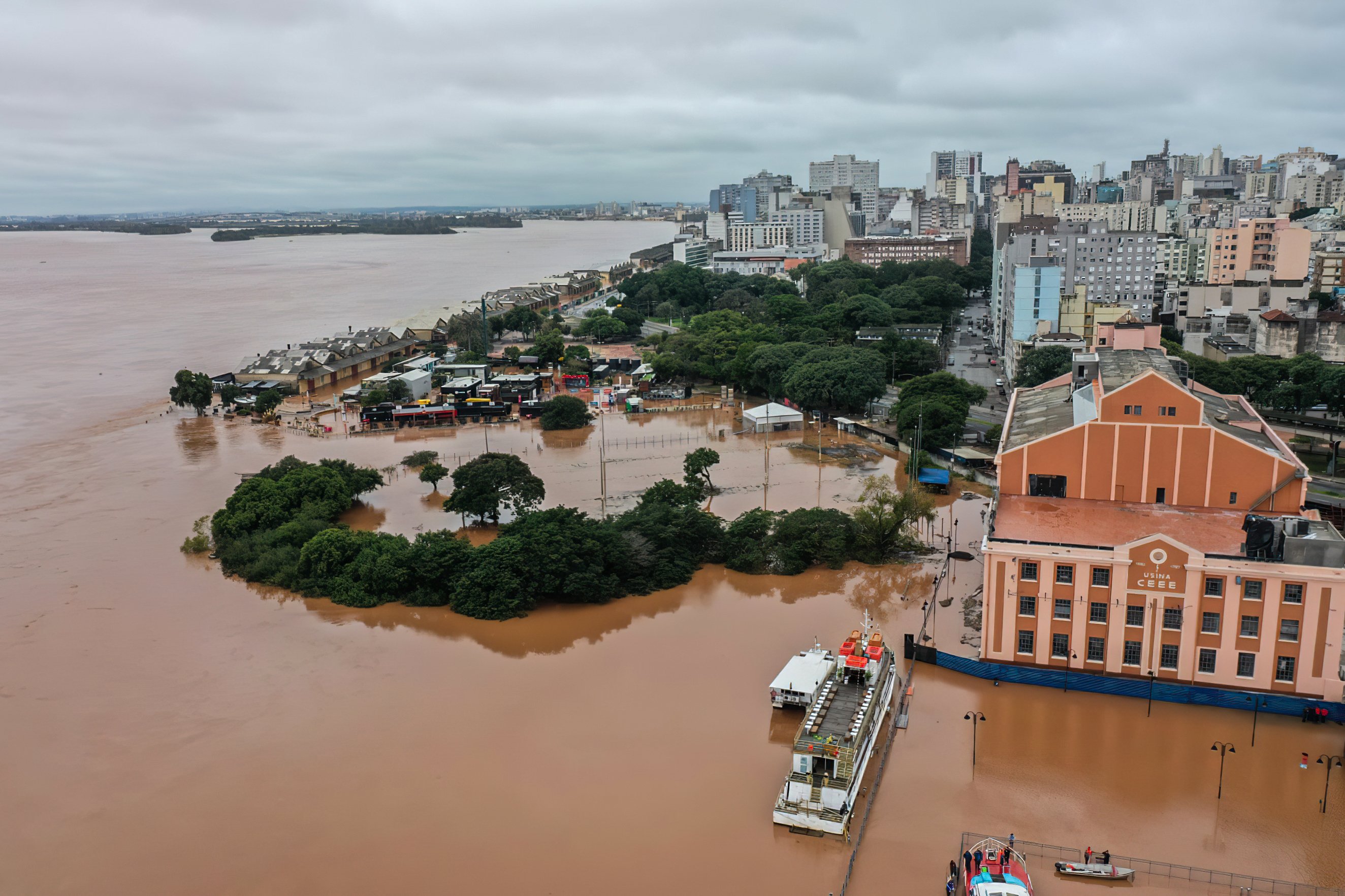 Rio Guaíba, usina do gasômetro, em Porto Alegre após chuva intensa Gilvan Rocha/Agência Brasil - 03/05/2024