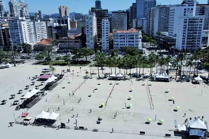 A cidade compõe a chamada Região Metropolitana da Baixada Santista ao lado de oito municípios: São Vicente, Cubatão, Guarujá, Bertioga, Praia Grande, Mongaguá, Itanhaém e Peruíbe. 
 Reprodução: Flipar
