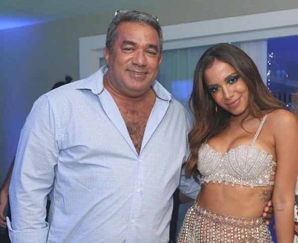 Em 2019, a cantora Anitta descobriu que é irmã do militar Felipe Terra. O jovem é fruto de um relacionamento fora de Mauro Santana, pai deles, com Cleide Terra, antes do atual casamento com Miriam Macedo. 