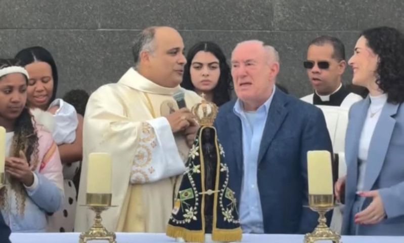 O humorista Renato Aragão foi nomeado Embaixador do Cristo Redentor para a Cultura e o Turismo durante a celebração do 94º aniversário do monumento, em cerimônia realizada no alto do Corcovado, no Rio de Janeiro. Reprodução: Flipar