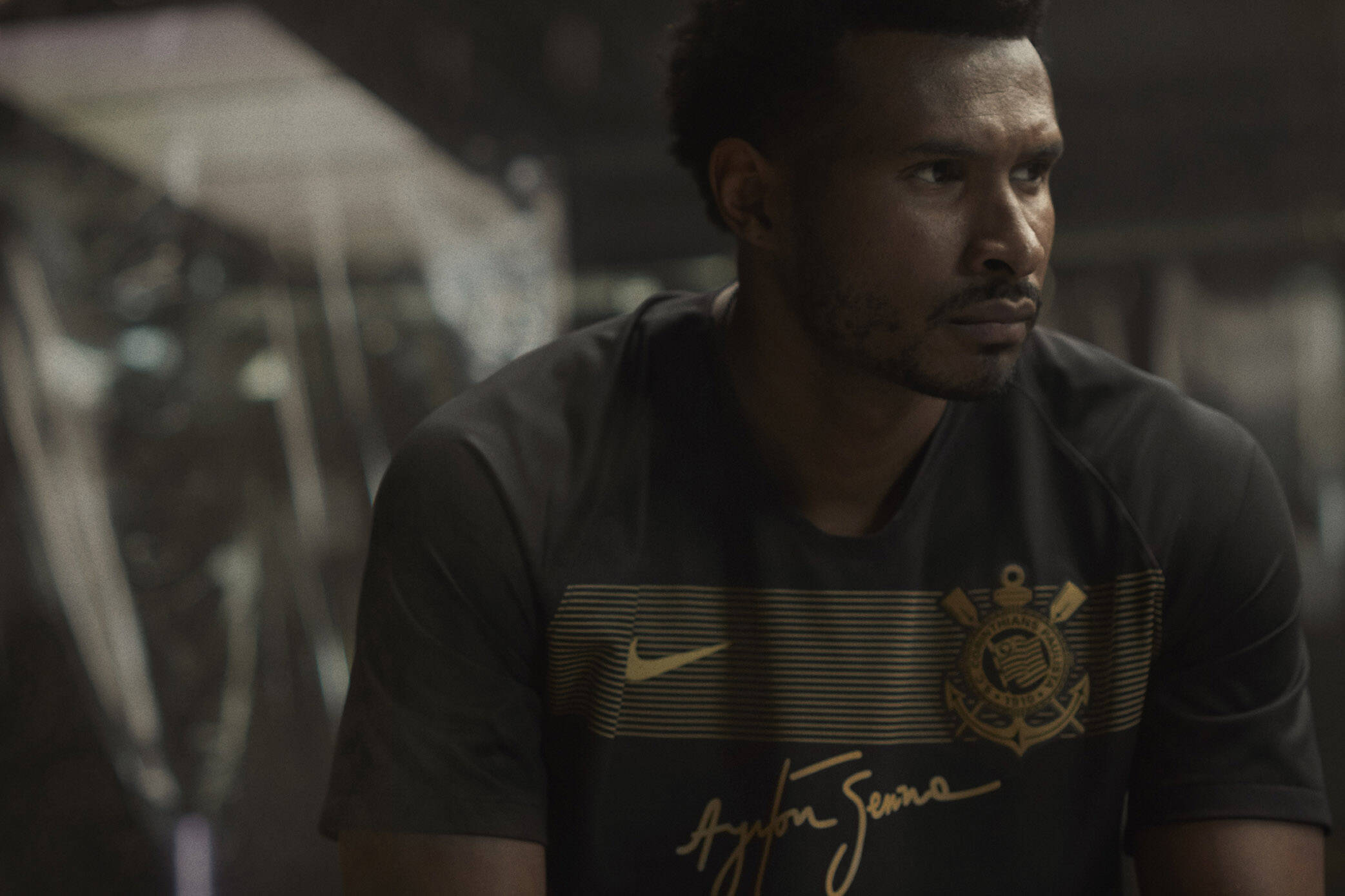 Jogador de basquete e corintiano, Leandrinho posa com o novo terceiro uniforme do Corinthians. Foto: Divulgação