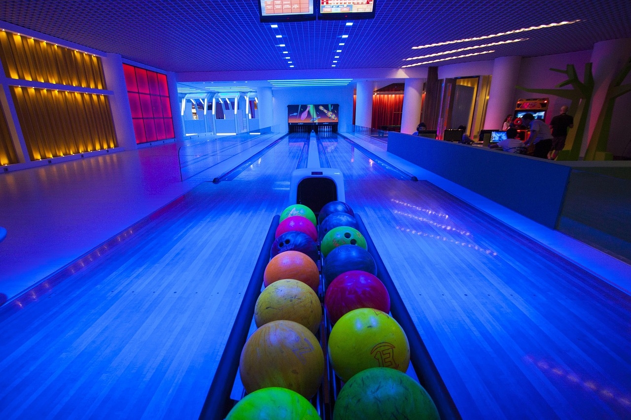 De qualquer modo, os americanos adotaram o jogo modificando a colocação dos pinos para a forma triangular e adicionando mais um pino, sendo batizado como tenpin bowling. Reprodução: Flipar