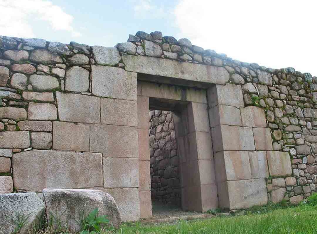 O vice-rei declarou a guerra em 14 de abril de 1572. Para liderar a expedição, foi contratado o conquistador Martín Hurtado de Arbieto. As tropas eram compostas de várias peças de artilharia, 250 soldados espanhóis e 2.500 aliados nativos, entre os quais mil eram Cañaris, inimigos mortais dos Incas rebeldes.  Reprodução: Flipar