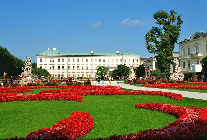 O Palácio Mirabell, em Salzburgo, na Áustria, abriga um maravilhoso jardim chamado “Schloss Mirabell”, perfeitamente conservado. Tornou-se mais conhecido por ter sido cenário de trechos do filme ‘Noviça Rebelde’. Reprodução: Flipar