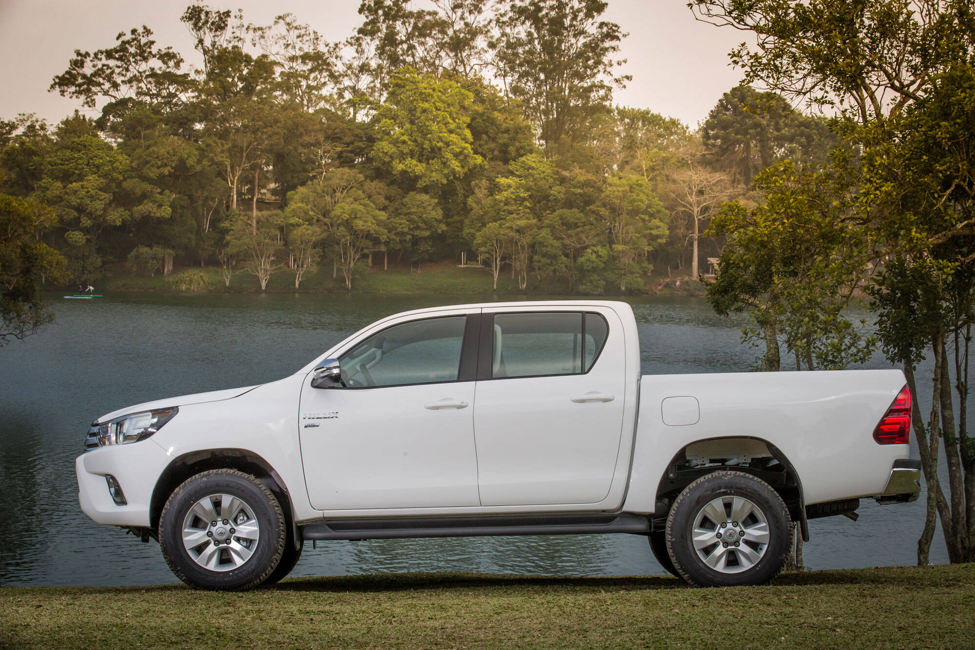 Com motor 2.7 flex de 163 cv e 25 kgfm com etanol, a Toyota Hilux passa a custar R$ 111.700 em sua versão de entrada com cabine dupla.. Foto: Divulgação/Toyota