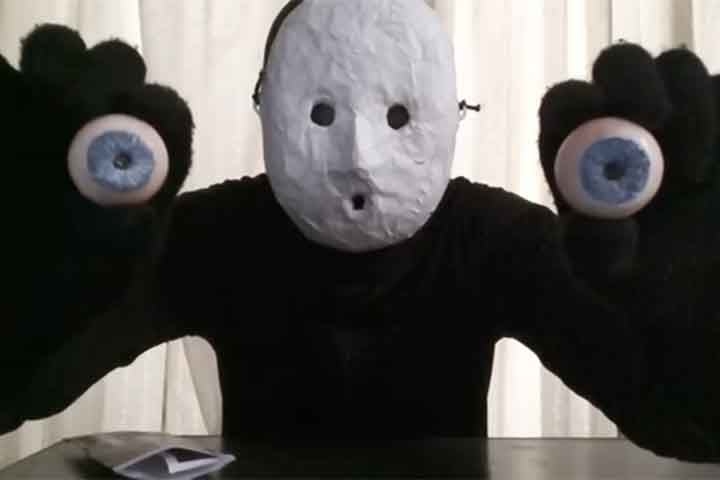 Uketsu sustenta que o anonimato não é apenas uma tática, mas parte central do seu trabalho. 
 Reprodução: Flipar