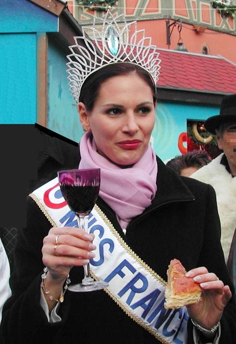 Laetitia Bleger (2004) - Miss França, chegou a concorrer ao Miss Universo, mas, por ter posado sem roupa para a Playboy, passou seis meses sem permissão de usar a faixa e a coroa.  Reprodução: Flipar