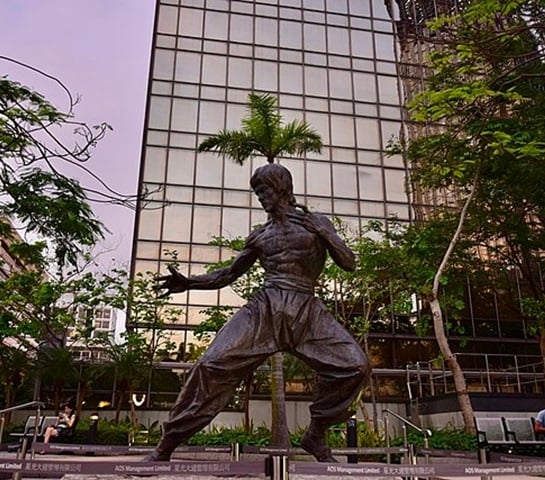 O ator e artista marcial Bruce Lee tem também uma estátua em Hong Kong, onde morreu em 1973. Reprodução: Flipar