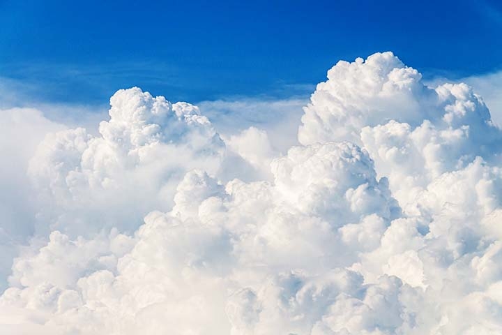 As nuvens aparecem brancas porque as gotículas de água e cristais de gelo espalham a luz solar em todas as direções. Como a luz contém todas as cores, esse espalhamento uniforme faz com que elas pareçam brancas quando vistas de baixo ou de longe. Reprodução: Flipar