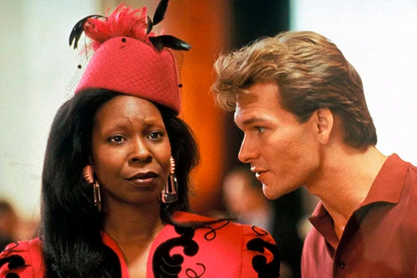 O tom cômico do drama sobrenatural, lançado em 1990, ficou por conta de Whoopi Goldberg, uma falsa médium que acaba vendo o fantasma de Sam, para surpresa dela mesma.  