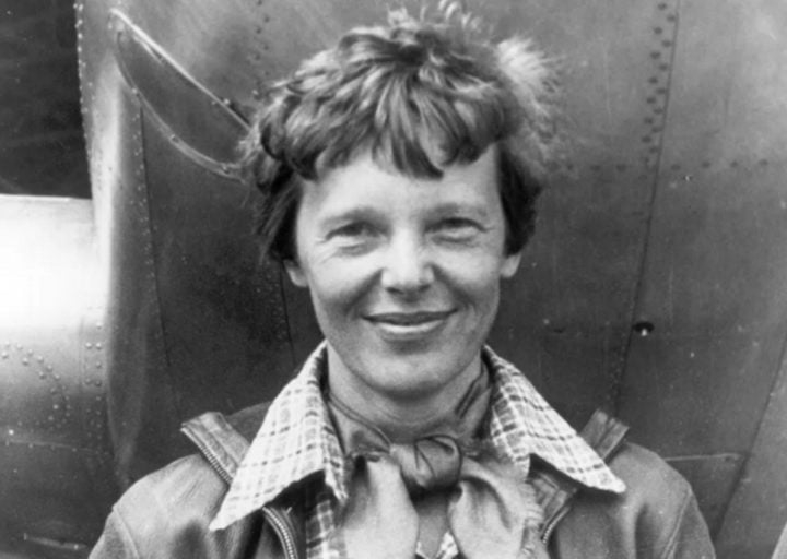 Um mistério que já dura 87 anos continua no ar:  o sumiço de Amelia Earhart. Recentemente, o explorador Tony Romeo anunciou que havia localizado uma mancha no oceano que parecia a aeronave da aviadora.  Reprodução: Flipar