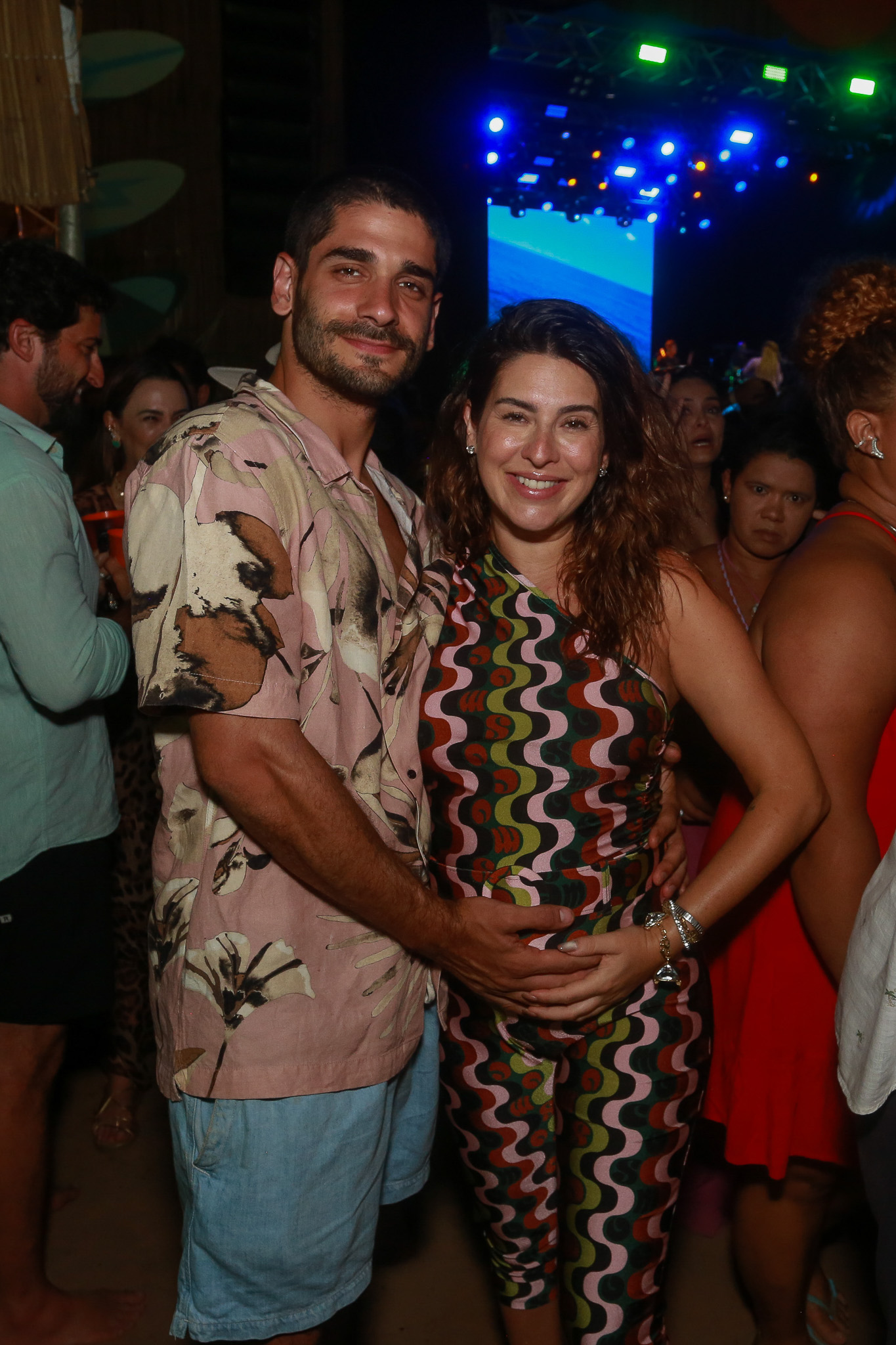 Victor Sampaio e Fernanda Paes Leme em festa em Fernando de Noronha