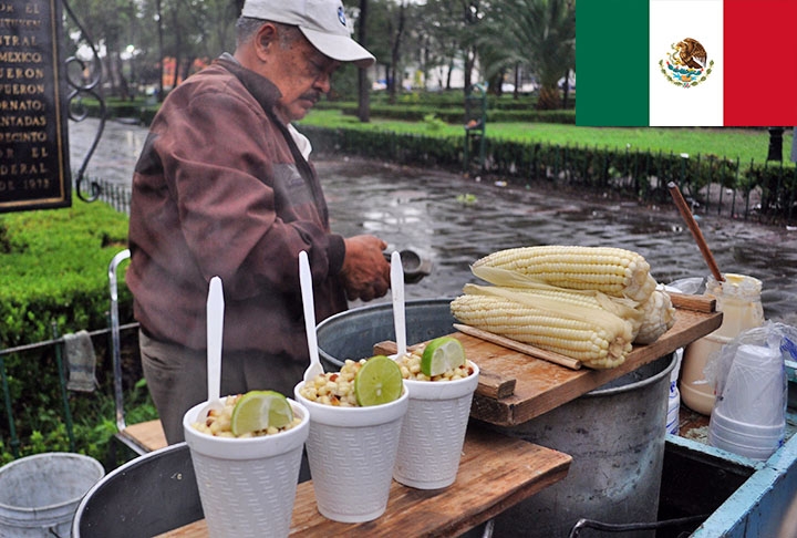 9º lugar - Esquites (México) - Grãos de milho branco que foram fervidos e amolecidos em água, que normalmente contém sal e epazote. Às vezes, o milho também é refogado na manteiga e na cebola depois de cozido. Reprodução: Flipar