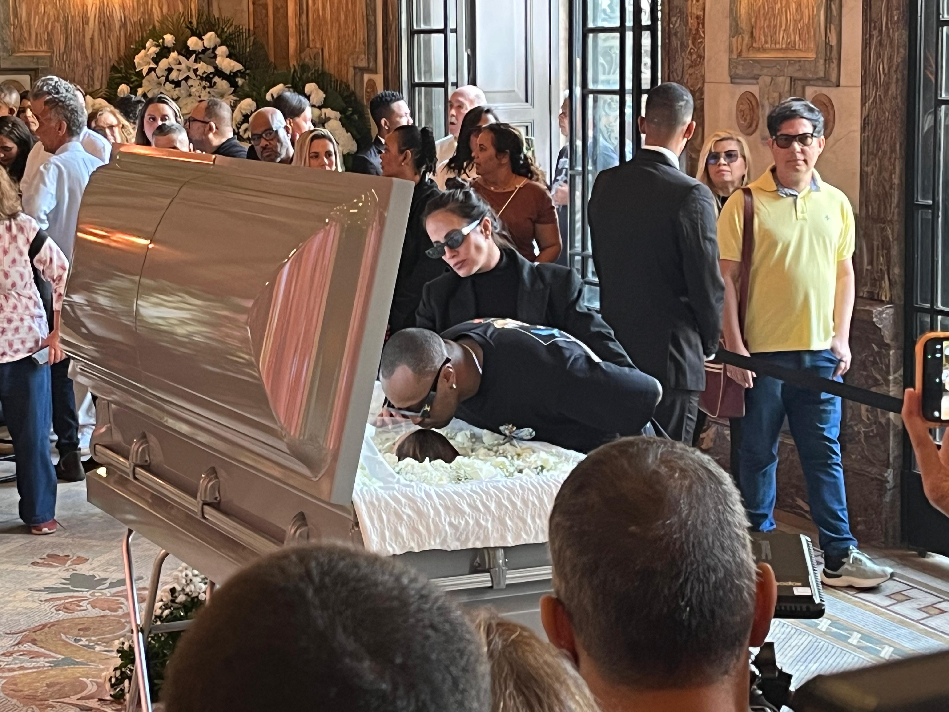 Thiaguinho e Carol Peixinho se despedem de Preta Gil.. Foto: João Pedro Lima/ Portal iG