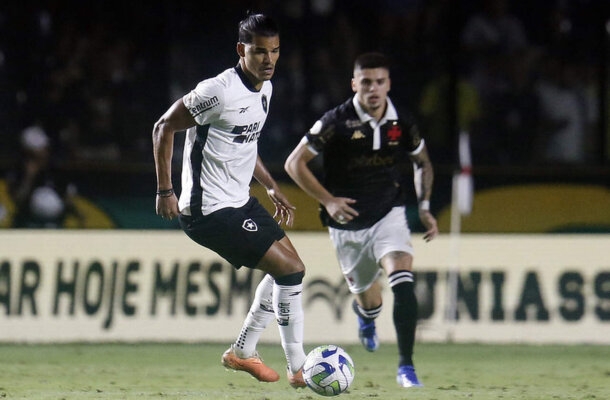 Danilo Barbosa - Um dos poucos que se salvou na atuação ruim do Alvinegro. Carregou o meio-campo nas costas - NOTA 6,5 - Foto: Vitor Silva/Botafogo