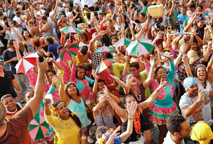 O frevo é uma música ligeira, feita para o Carnaval para proporcionar mais animação nos folguedos, e é uma fusão de gêneros como marcha, maxixe, dobrado e polca, com a dança influenciada pela capoeira. Reprodução: Flipar