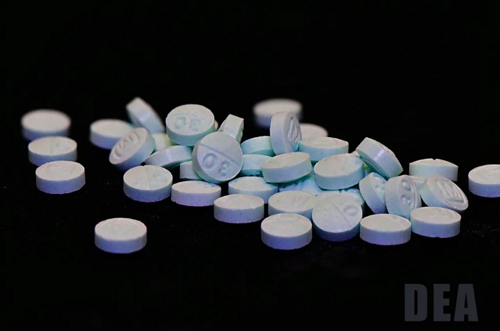 Em essência, o fentanil é um poderoso analgésico à base de opioides sintético, ou seja, é uma substância química desenvolvida em laboratório para aliviar a dor.