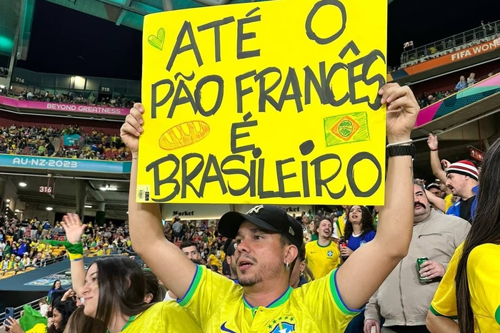 Reprodução/redes sociais "Até o pão francês é brasileiro", diz cartaz de torcedor Reprodução/redes sociais