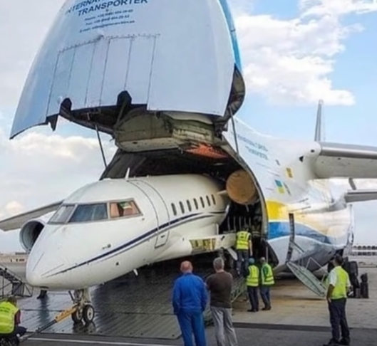 Nesta outra ele transporta um outro avião! O Antonov tinha um guindaste interno para a movimentação de cargas.