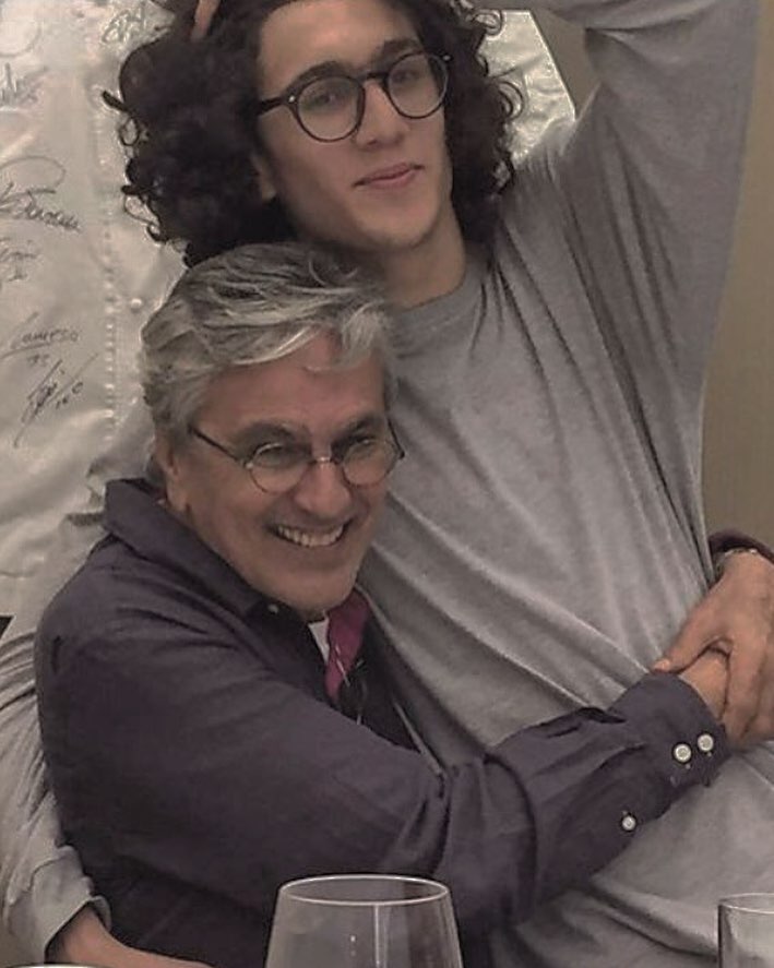 Tom Veloso, aos 16 anos, e seu pai, Caetano Reprodução/Instagram