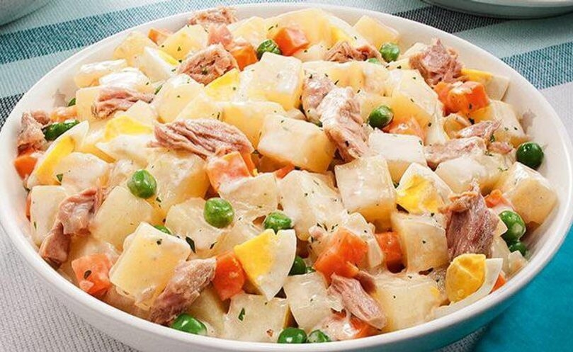 8. Salada de maionese (nota 3,6): Um prato clássico na mesa dos brasileiros, sobretudo acompanhado de um bom churrasco. Geralmente, é feito com batata, cenoura, ervilha, milho, maçã, maionese  e até a polêmica uva-passa. A maionese não conquistou o coração dos votantes de quem votou no portal TasteAtlas. Reprodução: Flipar