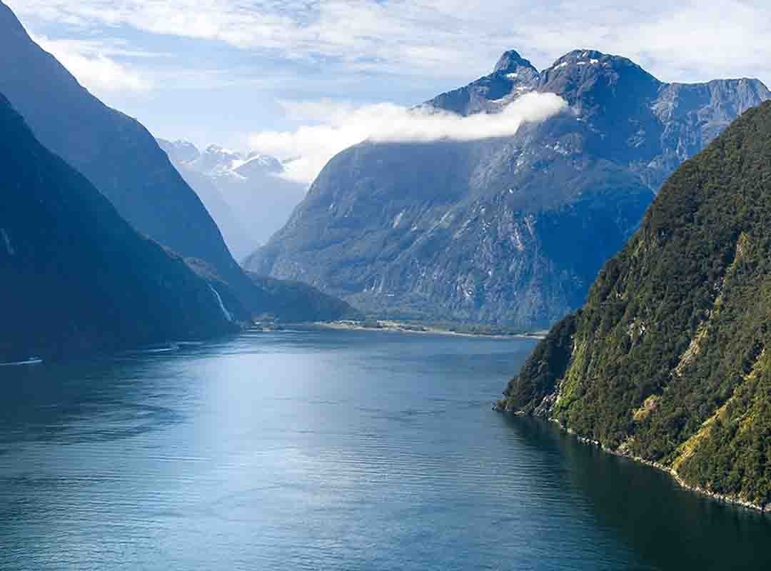 Fiorde Milford Sound - Nova Zelândia - Principal ponto turístico natural do país, fica na Ilha Sul e é o mais famoso dos 15 fiordes que compõem o Parque Nacional de Fiordland. Seu ponto culminante no Pico Mitre, a 1.692m de altitude. Reprodução: Flipar