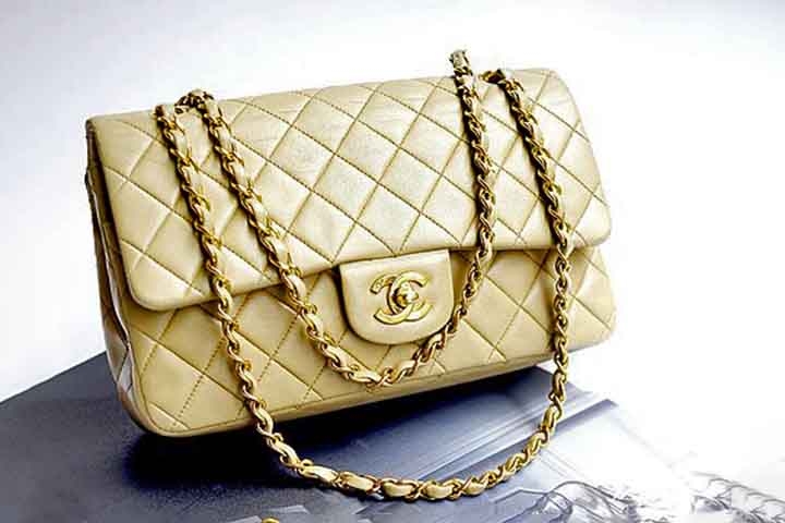 Ao longo das décadas, Coco Chanel consolidou-se como sinônimo de sofisticação. Ela foi responsável por lançar o tailleur de tweed, a bolsa de alça de corrente e o pretinho básico, que se tornaram clássicos universais. 
 Reprodução: Flipar