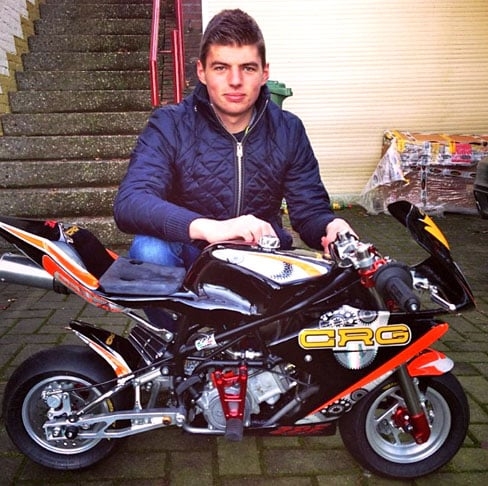 Max Verstappen - Outro campeão de Fórmula 1, Max Verstappen também se rendeu às motos. Uma das preferidas é a scooter Vespa Sprint S 50.  Reprodução: Flipar