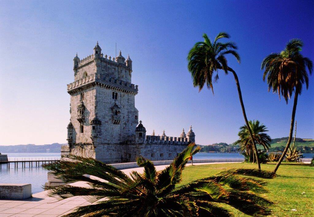 A Torre de Belém, construída como uma fortaleza no reinado de Dom Manuel, tem inspiração mourisca e parece um castelo de conto de fadas. Foto: Getty Images
