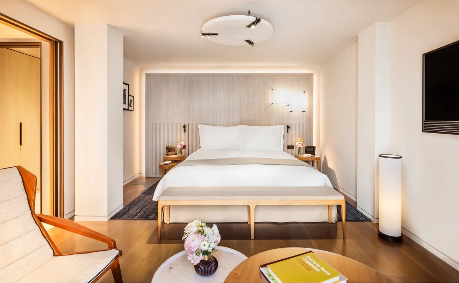 Outra opção é o apartamento Saint-Germain, concebido pelo cineasta Francis Ford Coppola, com diária de 7.910 euros (aproximadamente R$ 50 mil). Reprodução: Flipar