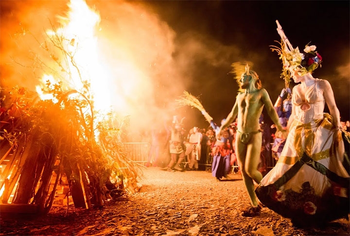 Festas com fogo que ocorrem anualmente na noite de solstício de verão são celebrações tradicionais, consideradas patrimônio cultural imaterial da humanidade desde 2015.  Reprodução: Flipar