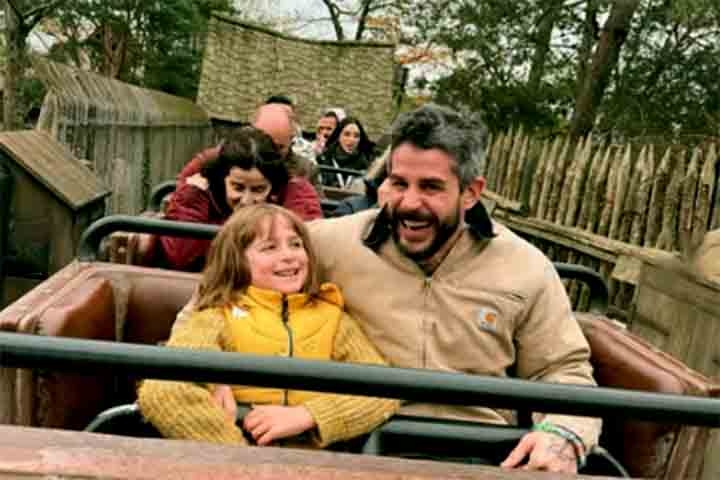 Pedro Neschling foi casado entre 2007 e 2009 com a cantora Luiza Possi, filha da também cantora Zizi Possi. Em 2010, o ator começou a se relacionar com a artista plástica Vitória Frate, casamento que se estendeu por uma década, até 2020. Dessa relação nasceu a filha do casal, Carolina, em 18 de maio de 2017.

 Reprodução: Flipar