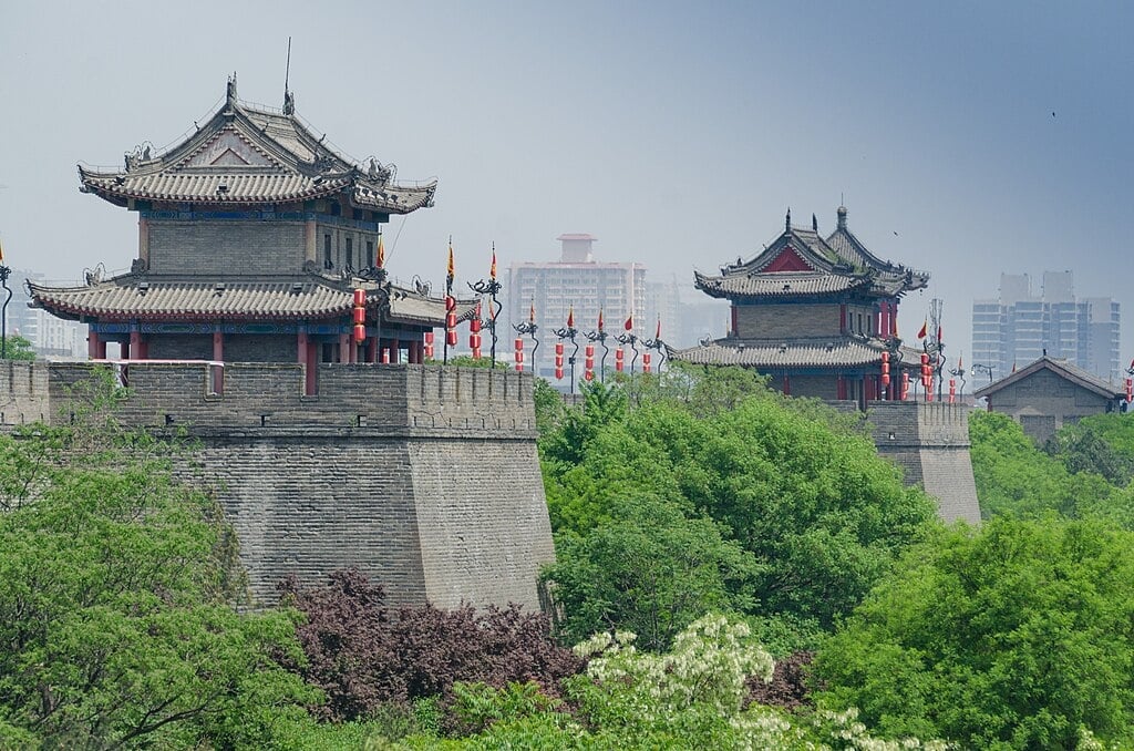 Além disso, integra estruturas militares de defesa, como uma ponte suspensa e torres de vigilância. É possível circular pelo muro a pé ou de bicicleta, em um trajeto que proporciona belíssimas paisagens de Xiam. 