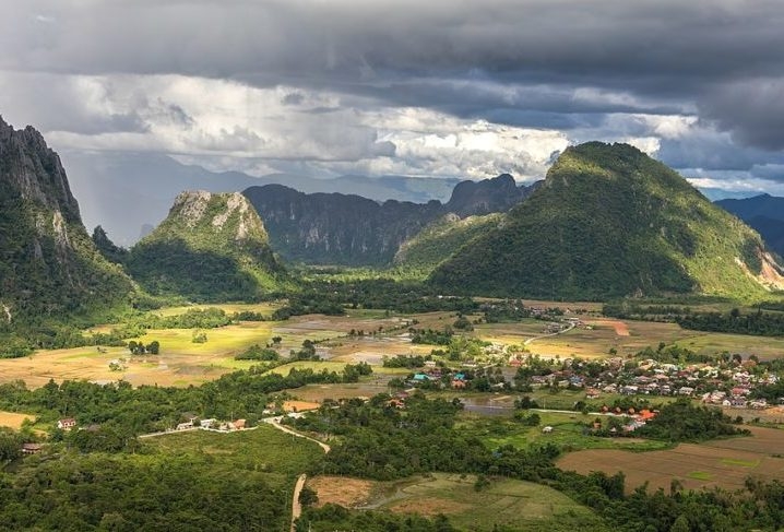 Laos - Um dos países mais baratos do Sudeste Asiático, Laos tem paisagens exuberantes e um custo de vida muito baixo. Transporte e alimentação são incrivelmente acessíveis. Reprodução: Flipar