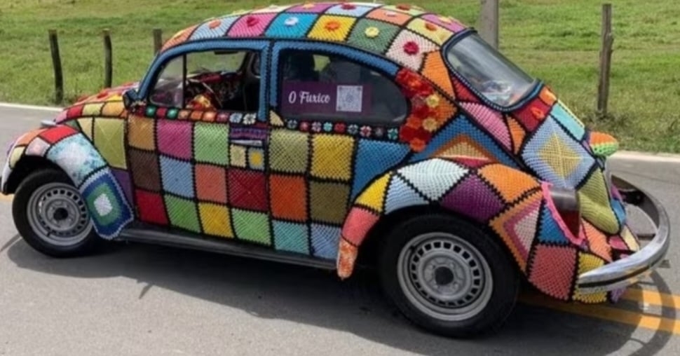 O Fusca de Lucinha é de 1981, originalmente na cor verde, e ganhou o apelido carinhoso de Fuxico depois da customização, que incluiu até detalhes em  lanternas e retrovisores. Ele teve destaque da Mega Artesanal , a maior feira de artesanato da América Latina, em São Paulo. Reprodução: Flipar