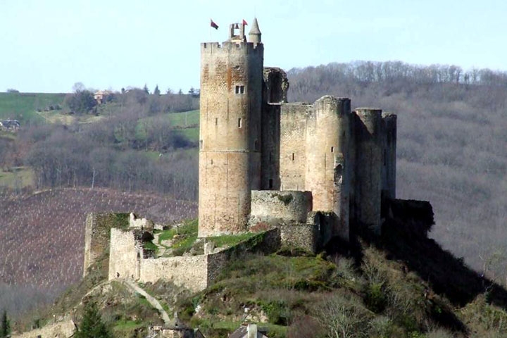 O Castelo de Najac, concluído em 1253, no sul da França esconde em seus muros uma passagem que liga a torre à capela, mas é encoberta por diversas portas  Reprodução: Flipar