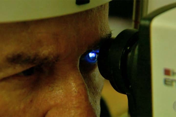 A degeneração macular relacionada à idade (DMRI) é a variação mais conhecida e costuma afetar pessoas acima dos 50 ou 60 anos. 
 Reprodução: Flipar