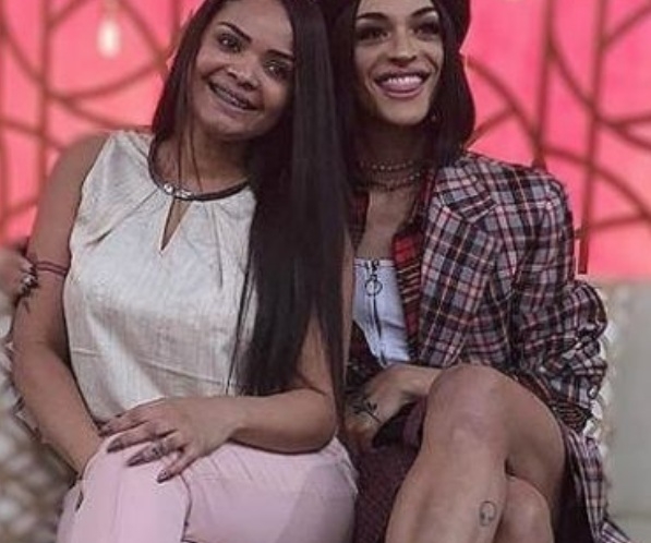 Pabllo Vittar nasceu em São Luís, capital do Maranhão, no dia primeiro de novembro de 1993. Contudo, passou sua infância e adolescência no interior do estado. Filha da enfermeira Verônia, seu nome de batismo é Phabullo Rodrigues da Silva e tem duas irmãs: Phamella e Pollyana.  Reprodução: Flipar